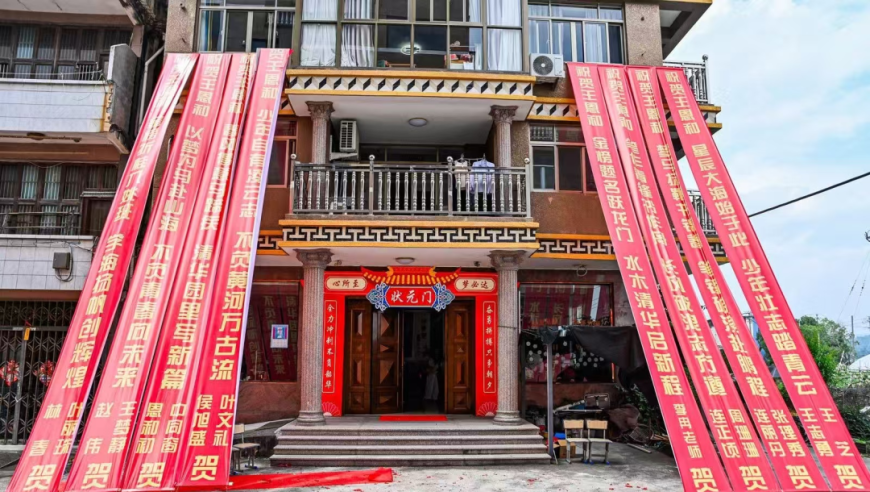 尹锡悦走出首尔拘留所画面,公式七肖,经典解释落实_VR版V13.37