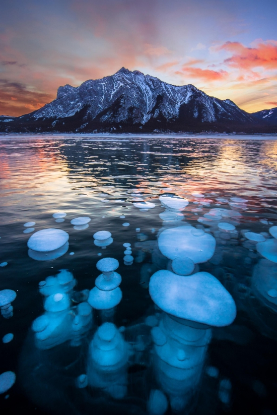 亚拉伯罕湖冰冻气泡景观（图片来源：Carmon Macleod @swissclick_photography）