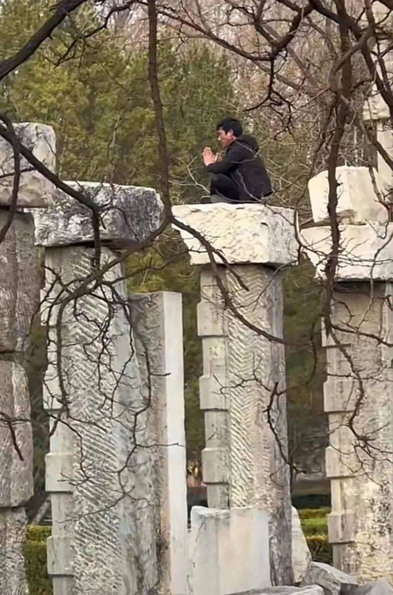 男子圆明园内翻护栏攀爬遗址！北京海淀警方：已查获