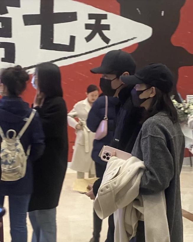 44岁高圆圆上海踏春被偶遇，穿搭低调形似路人，一身行头不超4000