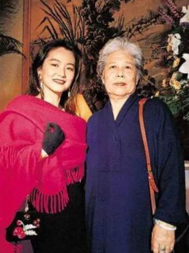 68岁林青霞获得博士学位，深夜发文感谢港大，替母亲实现博士梦想