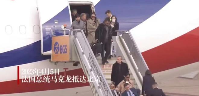 巩俐夫妇坐法总统专机回国，看黄渤与马克龙握手互动，笑出双下巴