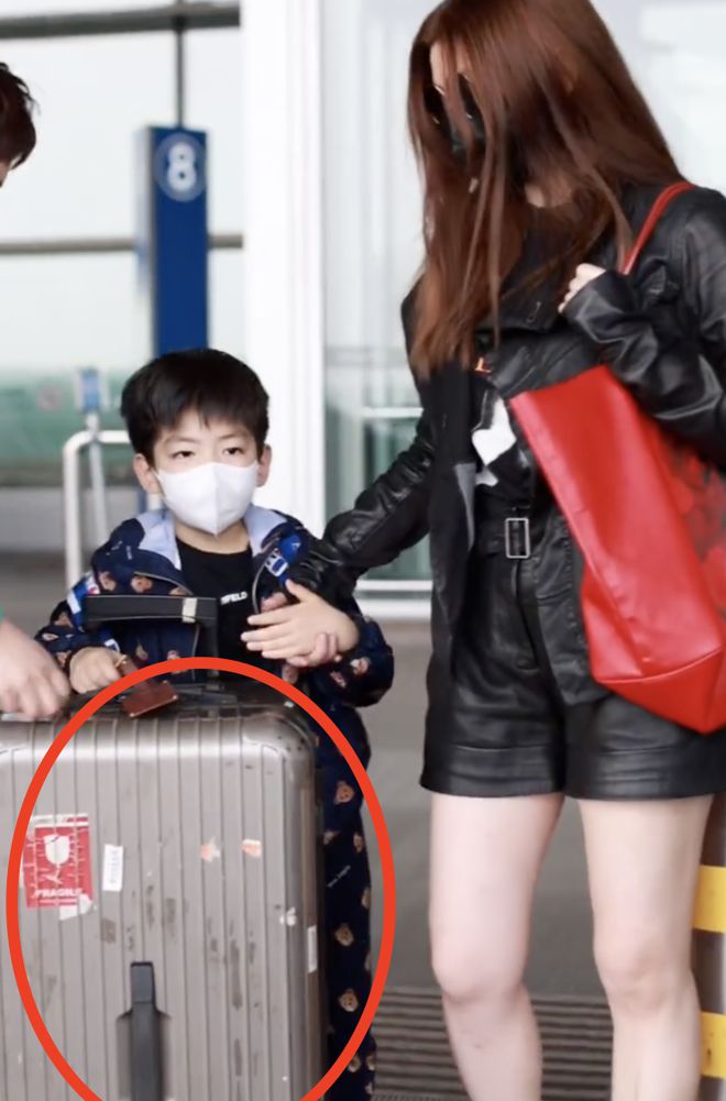 39岁陈妍希现身机场，6岁儿子帅气同行，行李箱又脏又旧惹争议