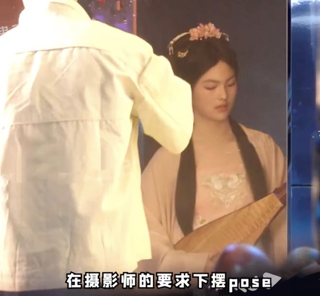 王岳伦陪女儿拍写真，王诗龄穿汉服抱琵琶，似大家闺秀太像李湘