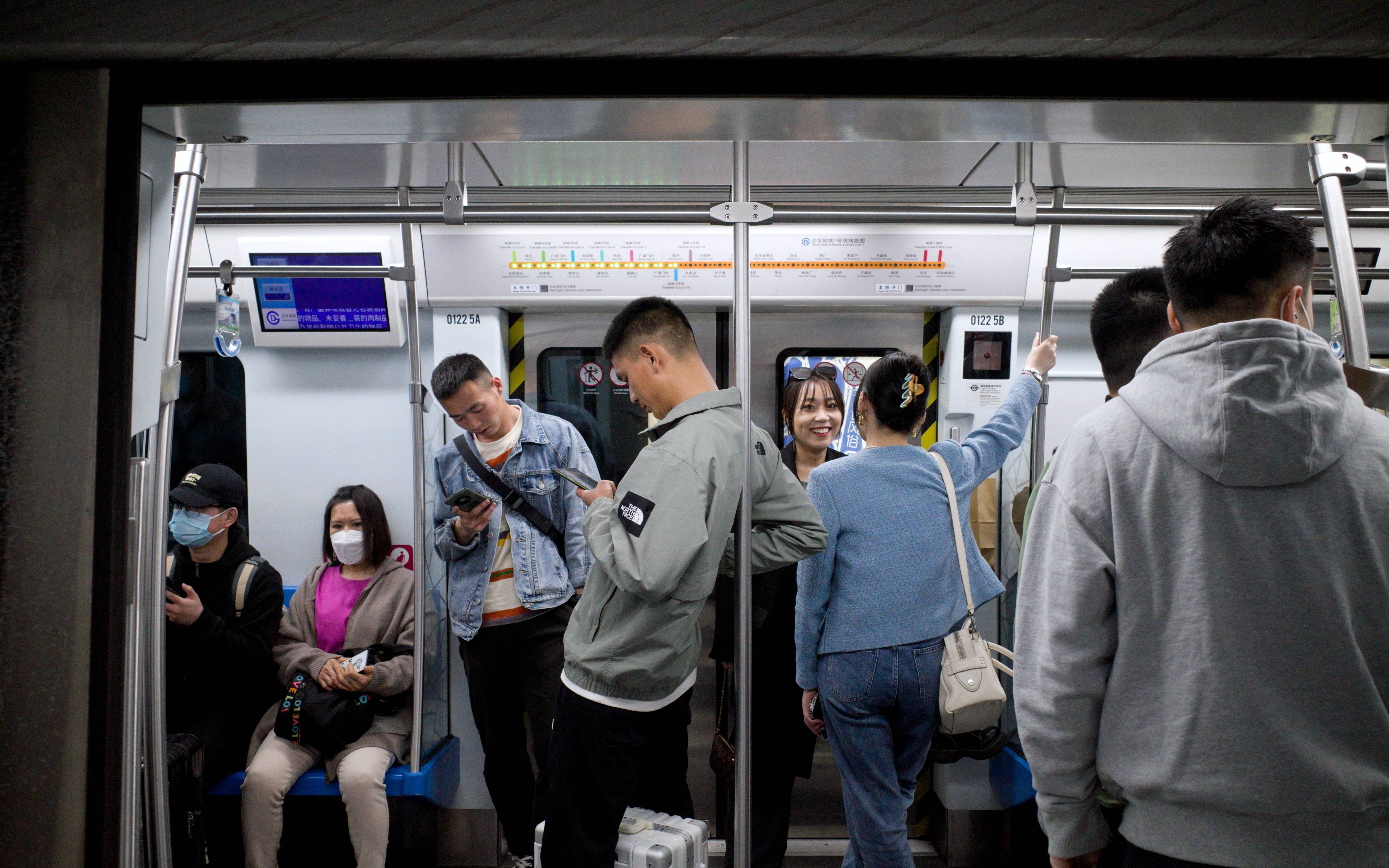 北京轨道交通已取消口罩要求，时隔近两年客流重回1200万人次