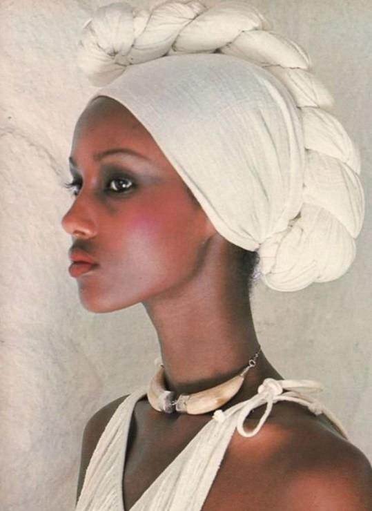 最美黑人超模：32年前的银发红唇照惊艳世人，是杰克逊的“女王”